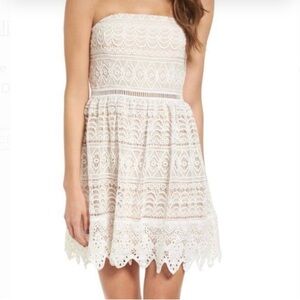 Socialite Scalloped Lace Strapless Dress‎ XS